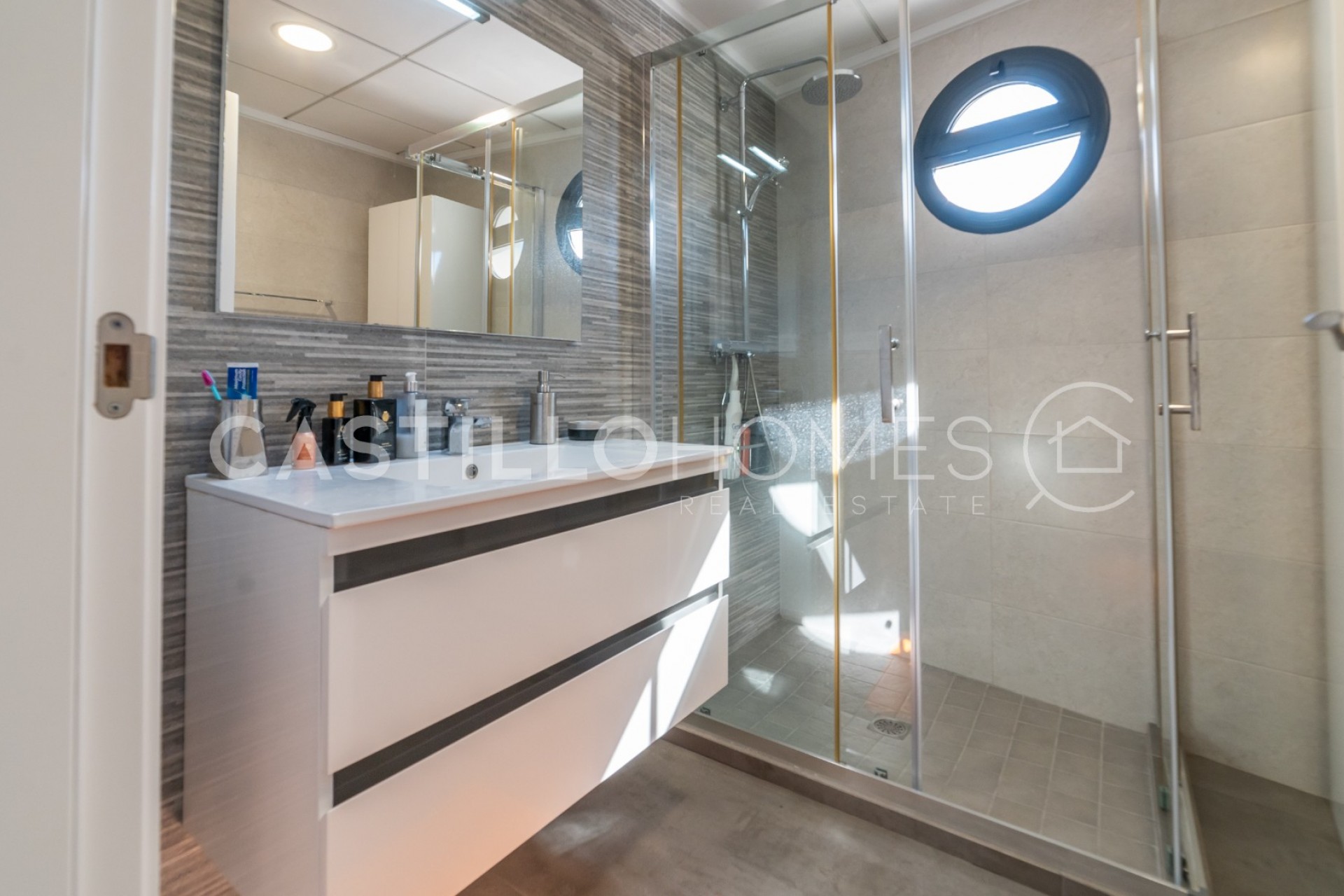 Resale - Villa -
Torrevieja - Urb. Rosaleda