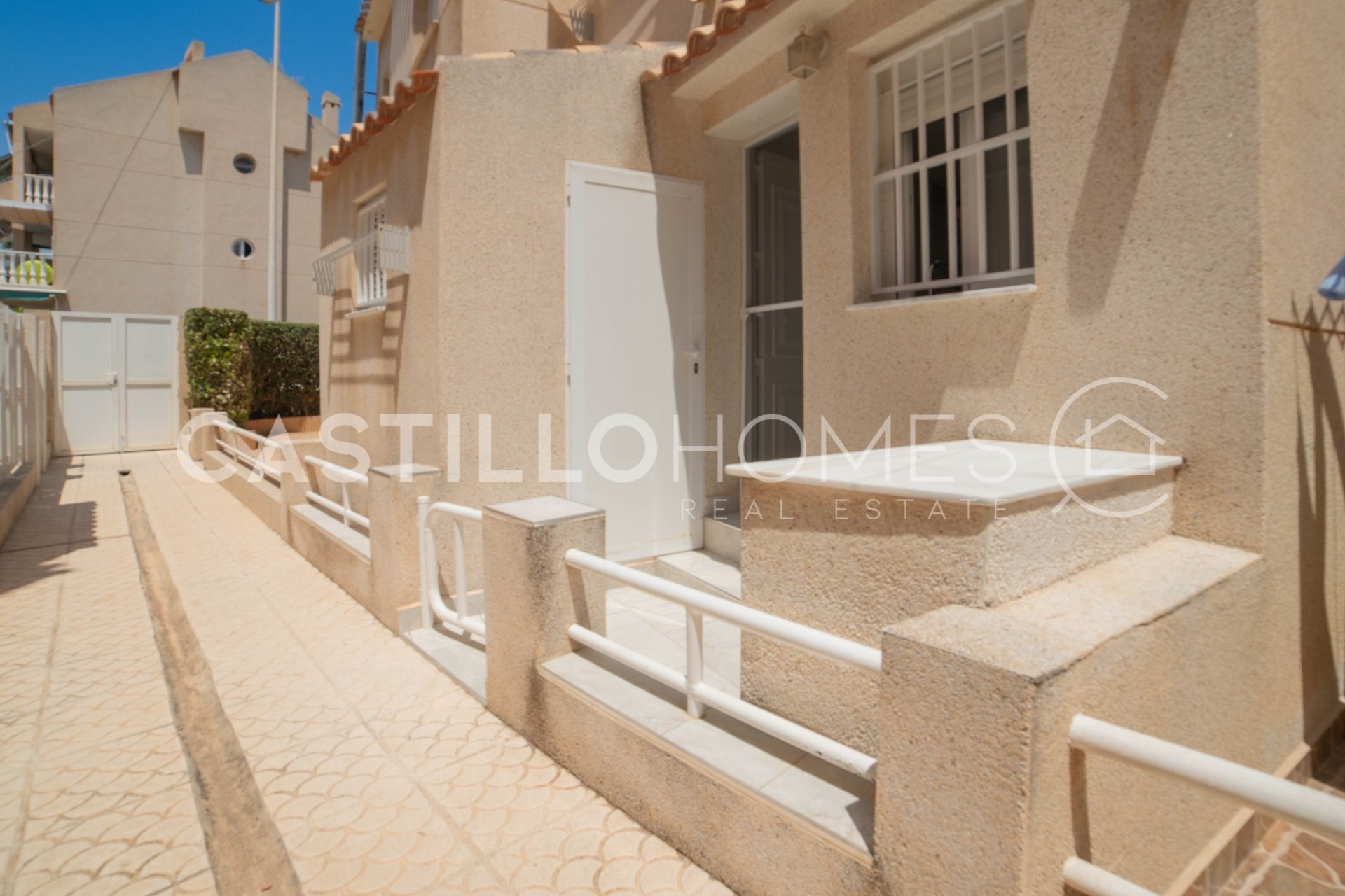 Reventa - Adosado -
Torrevieja - Urb. Rosaleda