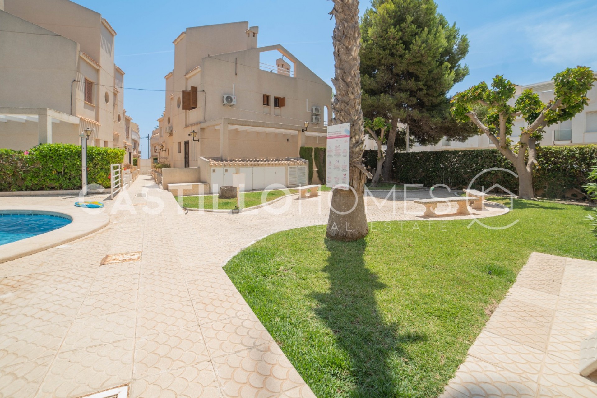 Reventa - Adosado -
Torrevieja - Urb. Rosaleda