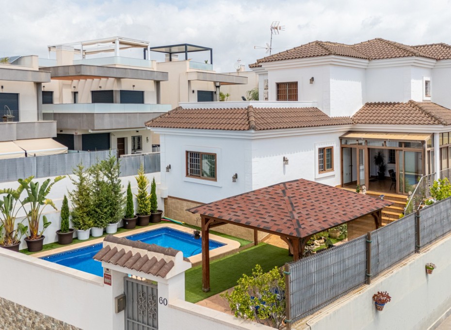 Reventa - Villa -
Los Montesinos - La Herrada