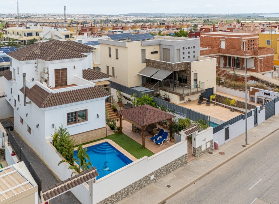 Reventa - Villa -
Los Montesinos - La Herrada