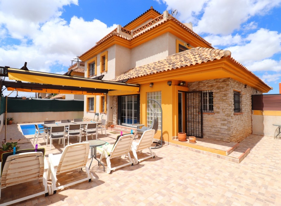 Reventa - Villa -
Los Montesinos - La Herrada
