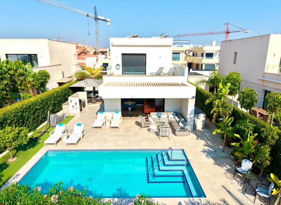Reventa - Villa -
Los Montesinos - La Herrada