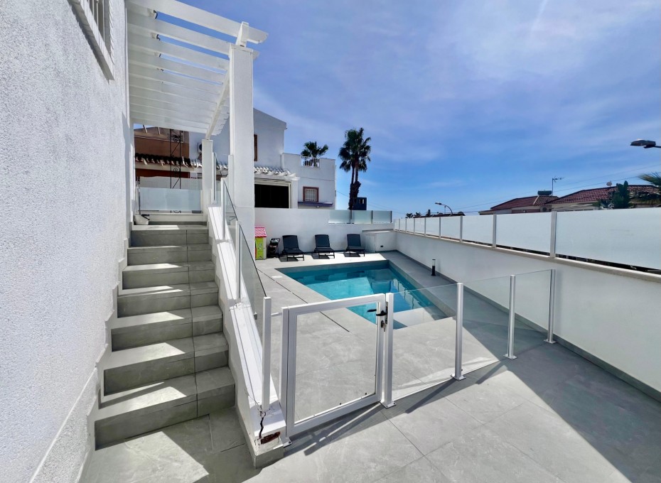 Reventa - Villa -
San Miguel de Salinas - Las filipinas