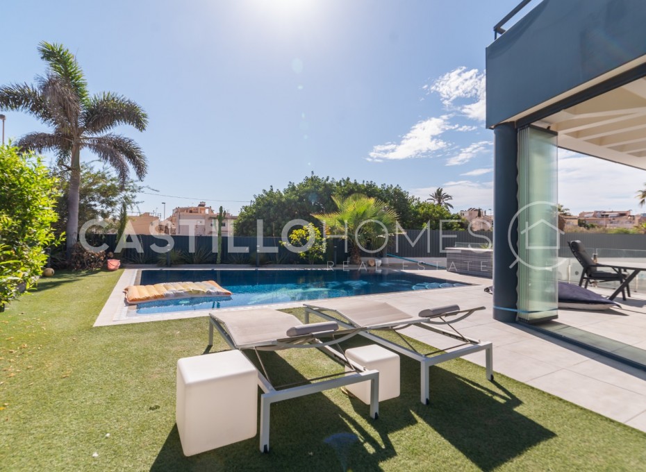 Reventa - Villa -
Torrevieja - Urb. Rosaleda