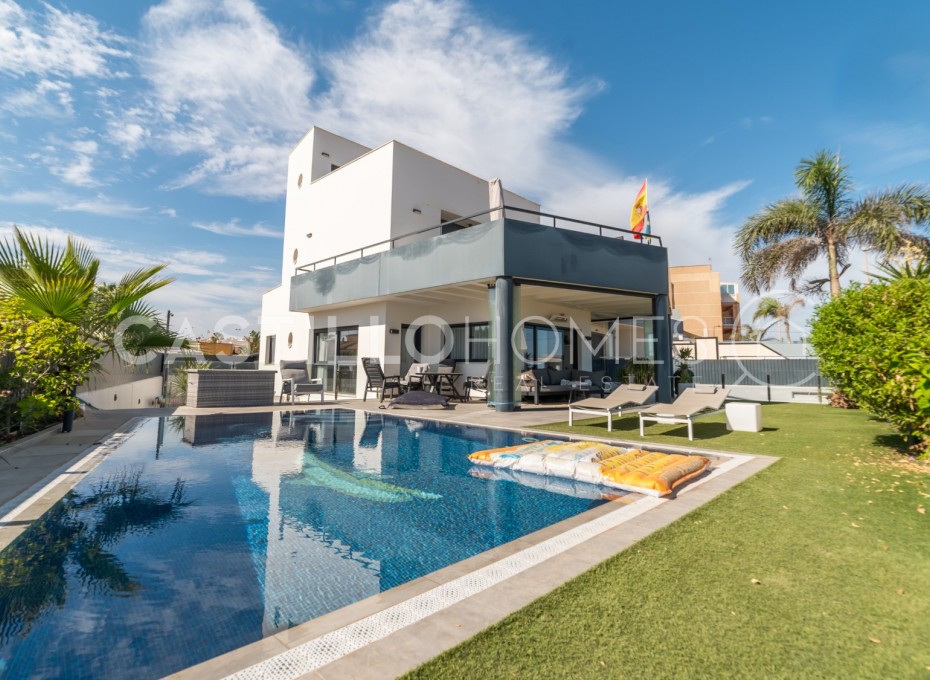 Reventa - Villa -
Torrevieja - Urb. Rosaleda