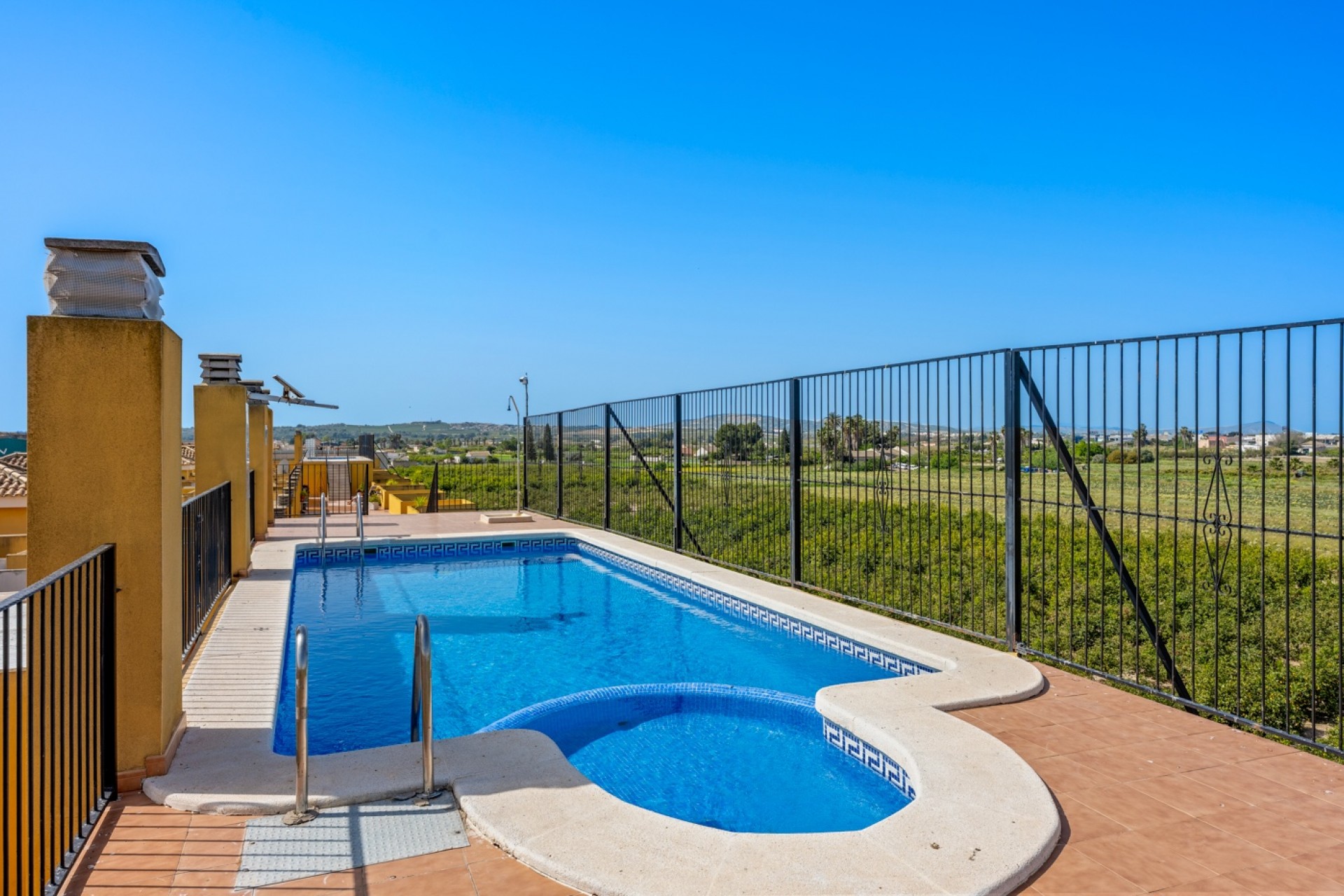 Revente - 1. Apartment / flat -
Daya Nueva - Costa Blanca South