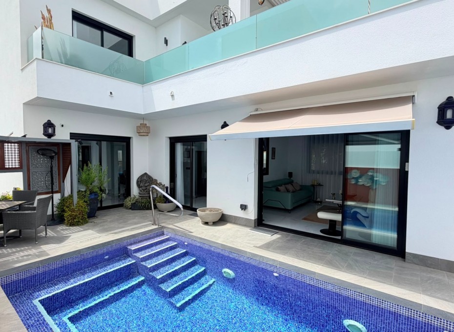Revente - Villa -
Los Montesinos - La Herrada