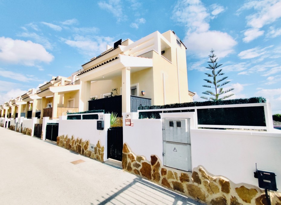 Revente - Villa -
San Miguel de Salinas - Urbanizaciones