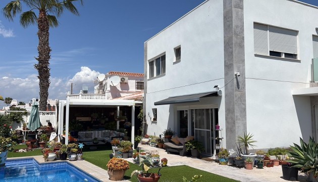 Villa / House - Herverkoop - Torrevieja - La Siesta