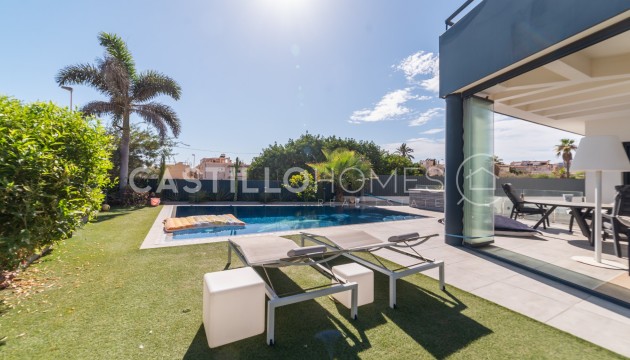 Villa - Reventa - Torrevieja - Urb. Rosaleda